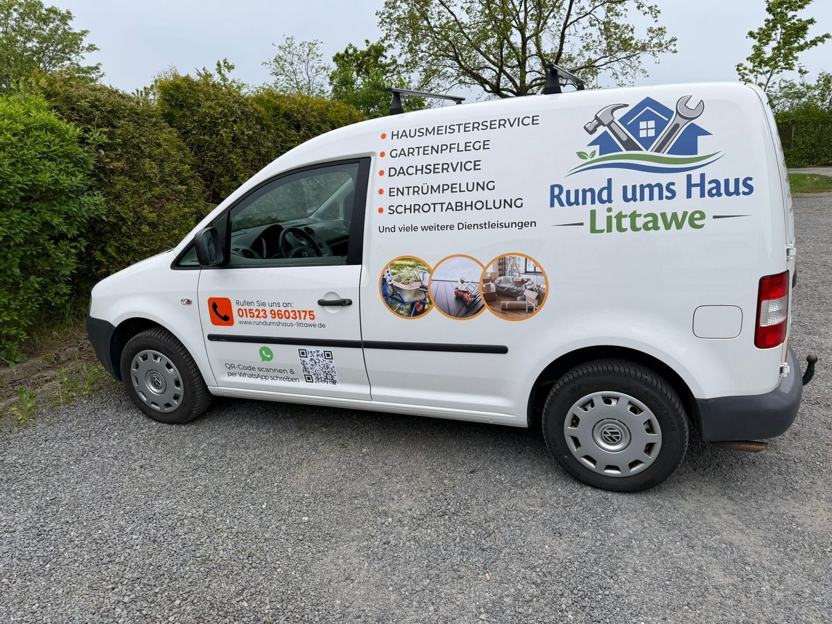 Firmenwagen von Rund ums Haus Littawe — VW Caddy mit Logo, allen 5 Hauptleistungen, Telefonnummer und WhatsApp-QR-Code